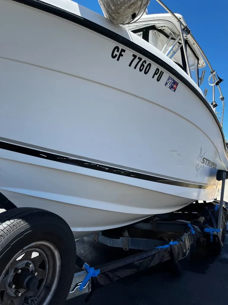 Starboard hull of a Seaswirl Striper after oxidation correction